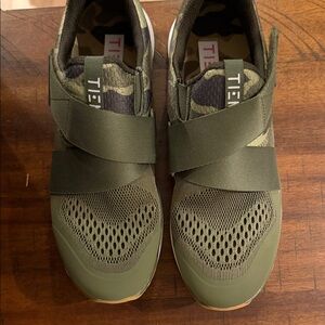 Tiem cycling shoes with cleats, Mint condition!! Size 8, used 4-5 times.